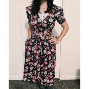 Karin Stevens - vintage floral dress with pockets!